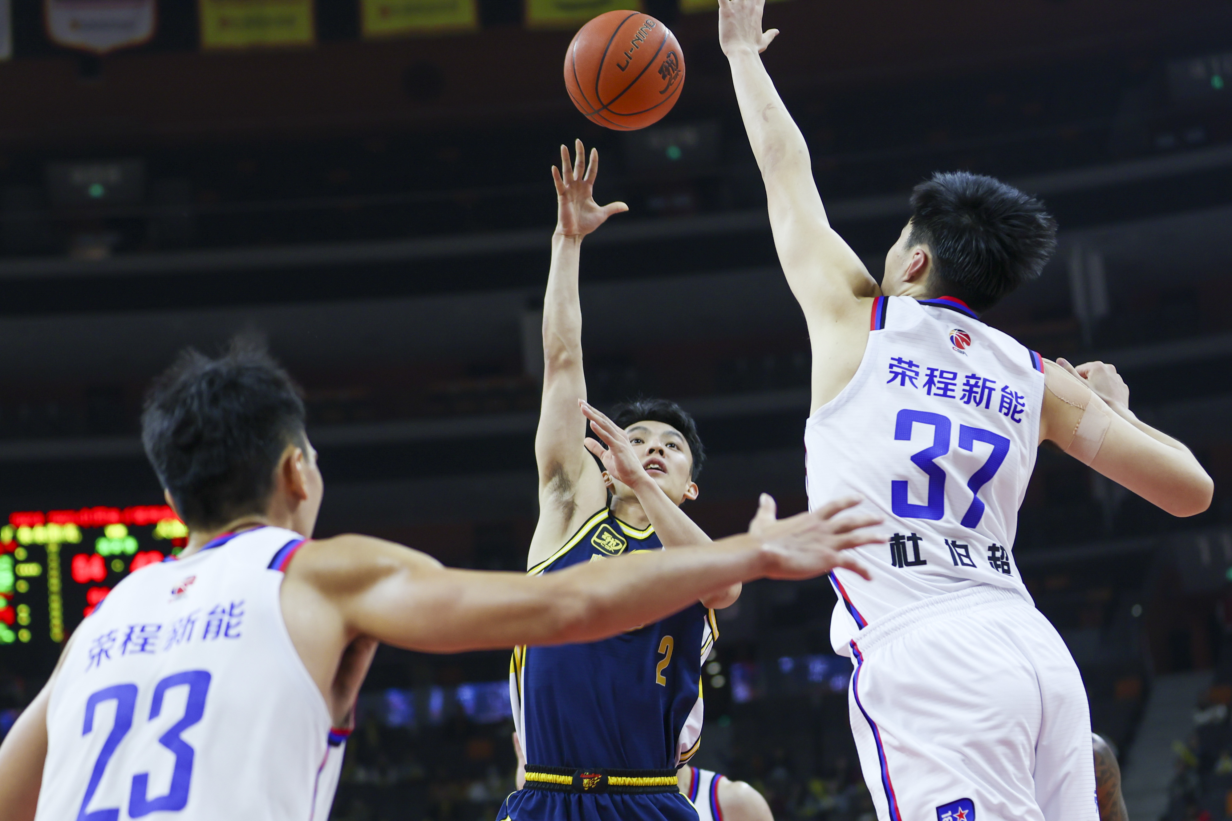 九游平台网址 -集结日CBA常规赛传出新动向，山东泰山篮板制胜，管理层表态：引发热议，身体对抗强度拉满的简单介绍