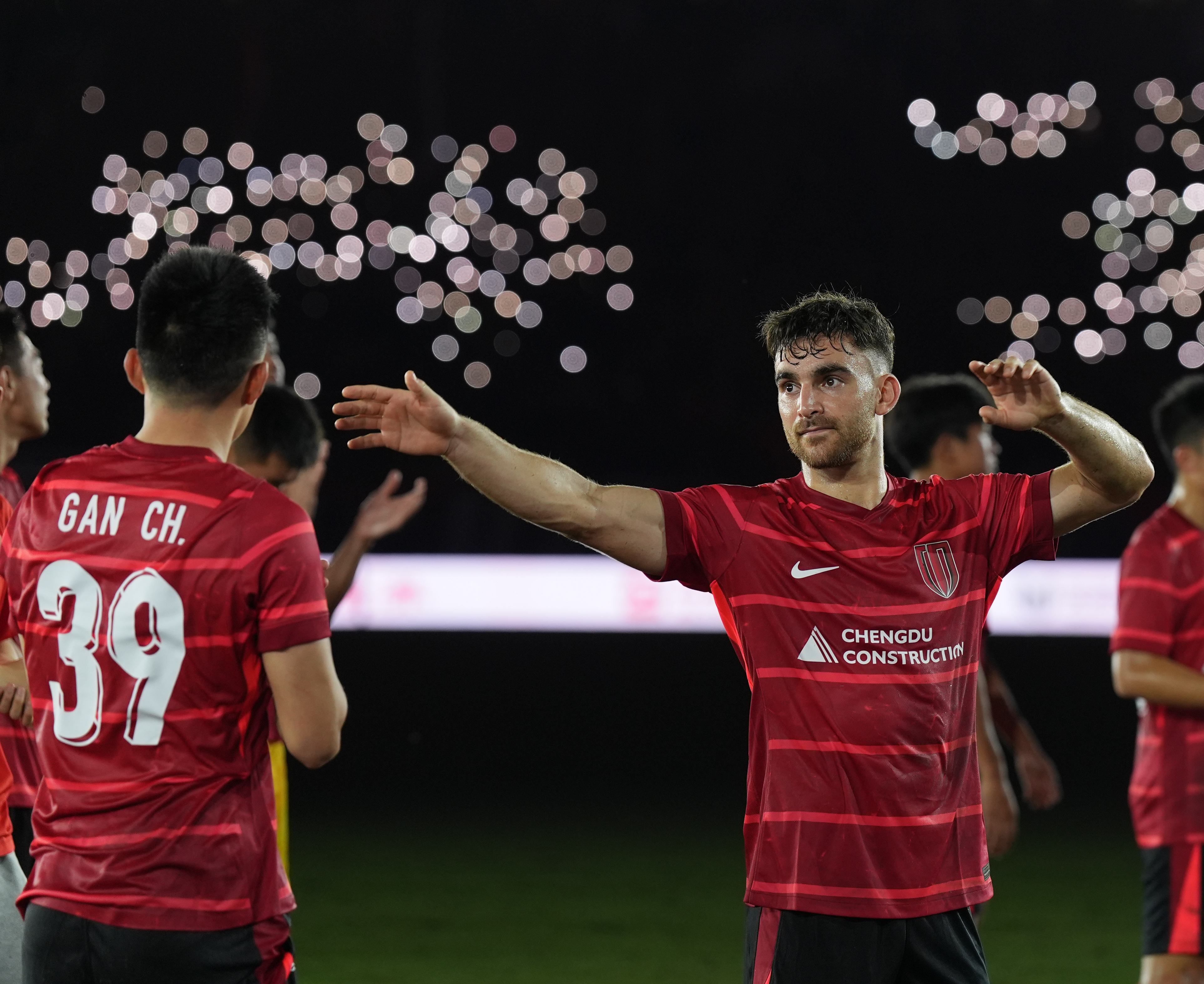 关于今晚体能课后，成都蓉城临场应变备战亚冠，话题不断，医务组通报恢复的信息